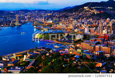 [Nagasaki Prefecture] Nagasaki evening view seen from Nabekanmuriyama observatory 128007352