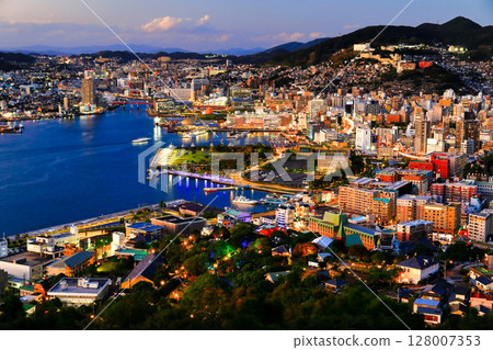 [Nagasaki Prefecture] Nagasaki evening view seen from Nabekanmuriyama observatory 128007353