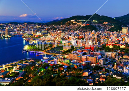 [Nagasaki Prefecture] Nagasaki evening view seen from Nabekanmuriyama observatory 128007357