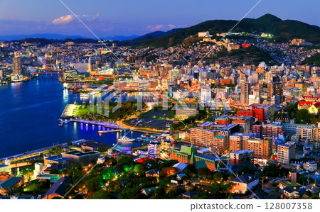[Nagasaki Prefecture] Nagasaki evening view seen from Nabekanmuriyama observatory 128007358