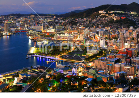 [Nagasaki Prefecture] Night view of Nagasaki seen from Nabekanmuriyama observatory 128007359