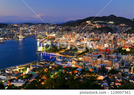 [Nagasaki Prefecture] Night view of Nagasaki seen from Nabekanmuriyama observatory 128007361