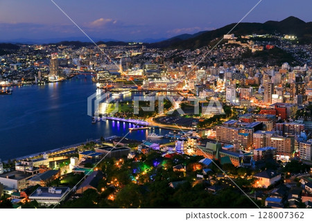 [Nagasaki Prefecture] Night view of Nagasaki seen from Nabekanmuriyama observatory 128007362