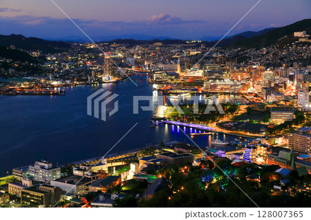 [Nagasaki Prefecture] Night view of Nagasaki seen from Nabekanmuriyama observatory 128007365