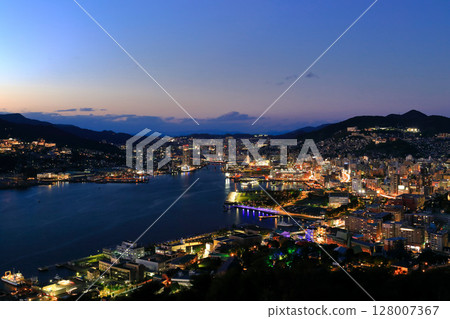 [Nagasaki Prefecture] Night view of Nagasaki seen from Nabekanmuriyama observatory 128007367