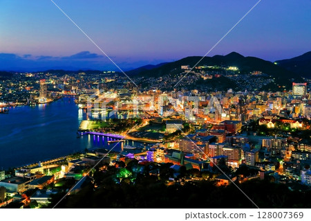 [Nagasaki Prefecture] Night view of Nagasaki seen from Nabekanmuriyama observatory 128007369