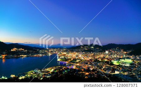 [Nagasaki Prefecture] Night view of Nagasaki seen from Nabekanmuriyama observatory 128007371