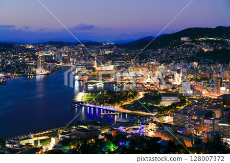 [Nagasaki Prefecture] Night view of Nagasaki seen from Nabekanmuriyama observatory 128007372