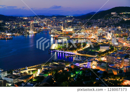 [Nagasaki Prefecture] Night view of Nagasaki seen from Nabekanmuriyama observatory 128007373