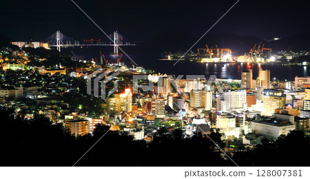 [Nagasaki Prefecture] Night view of Megami Ohashi seen from Kazagashira Park 128007381