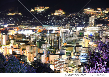 [Nagasaki Prefecture] Night view of Nagasaki seen from Kazagashira Park 128007388