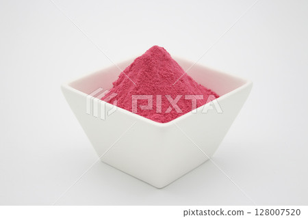 Cranberry powder piled in the shape of a mountain 128007520