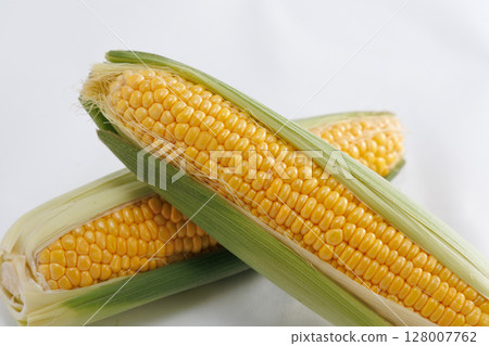 Fresh corn 128007762