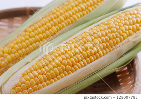 Fresh corn 128007785