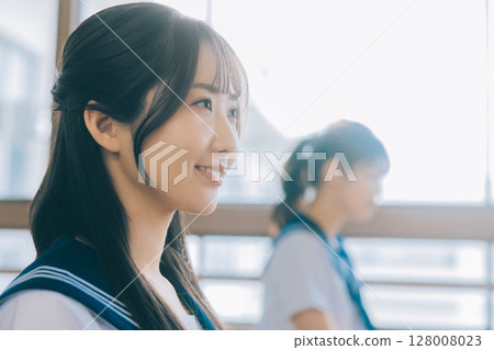 學校女孩微笑 128008023