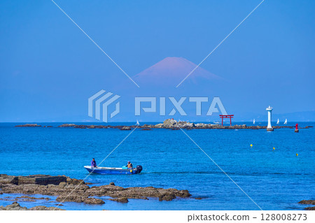 View of the west side from Manase Coast in Hayama Town, Miura County, Kanagawa Prefecture (Mt. Fuji, lighthouse, fishermen, etc.) 128008273