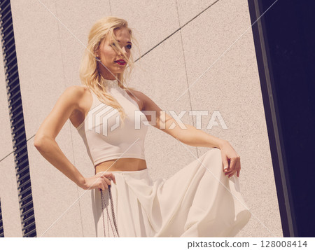 Fashionable woman in city 128008414