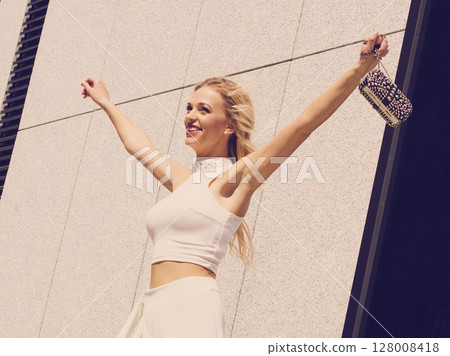 Fashionable woman in city 128008418