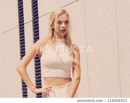 Fashionable woman in city 128008423