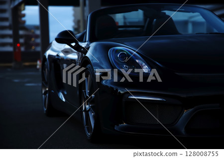 閃亮的黑色敞篷車 128008755