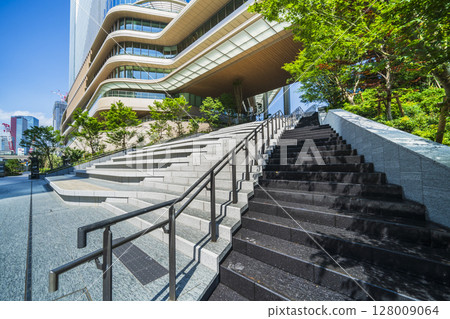 The entrance to Takanawa Gateway City Link Pillar 1 [Minato Ward, Tokyo] 128009064
