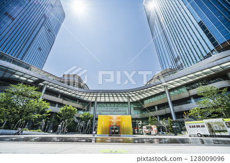 Looking up at the twin towers of "Link Pillar 1" from Takanawa Gateway City Gateway Park [Tokyo] 128009096