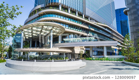 The streets of Takanawa Gateway City: Urban scenery seen from Sengakuji Tsuji Square [Minato Ward, Tokyo] 128009097