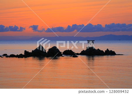 The sea at sunrise (Nada Hachiman Shrine, Kitsuki City) 128009432