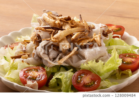 Pork shabu salad, fried shallots 128009484