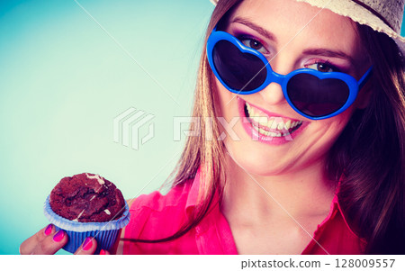 Smiling summer woman holds cake in hand 128009557
