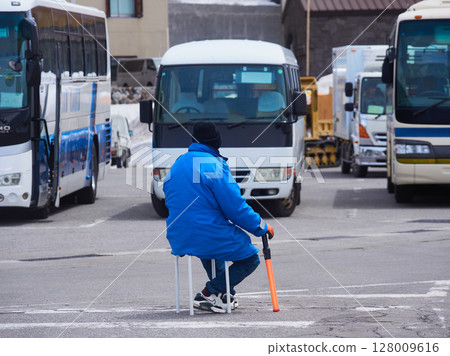 立山黑部阿爾卑斯山脈路線旅遊勝地室堂雪大谷停車場的交通管理員 128009616