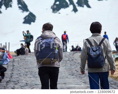 Tourists at Murododaira on the Tateyama Kurobe Alpine Route, a tourist attraction in spring 128009672
