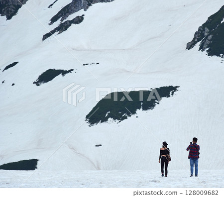 春季立山黑部阿爾卑斯山脈路線旅遊景點室堂的遊客 128009682