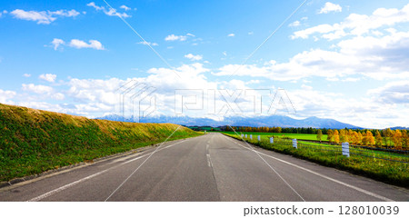 清爽的秋日天空和美瑛的山路 128010039