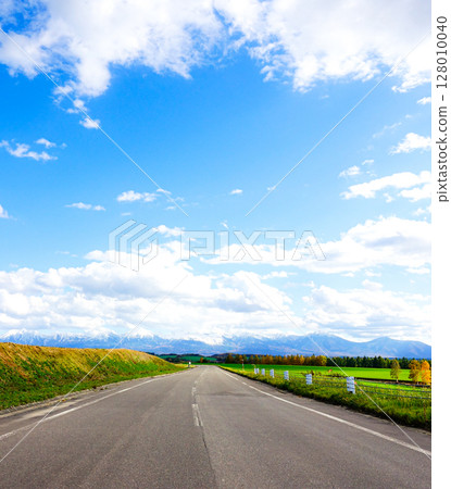清爽的秋日天空和美瑛的山路 128010040