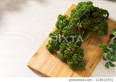 新鮮歐芹為菜餚增添色彩 庫存照片 128010701