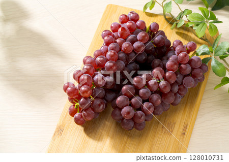 夏日的味道 一串新鮮的德拉瓦葡萄 128010731