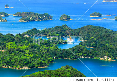 [Nagasaki Prefecture] Kujukushima and a sightseeing boat in fine weather (Sasebo Tenkaiho) 128011174