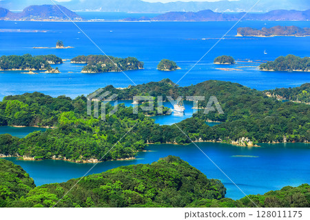 [Nagasaki Prefecture] Kujukushima and a sightseeing boat in fine weather (Sasebo Tenkaiho) 128011175