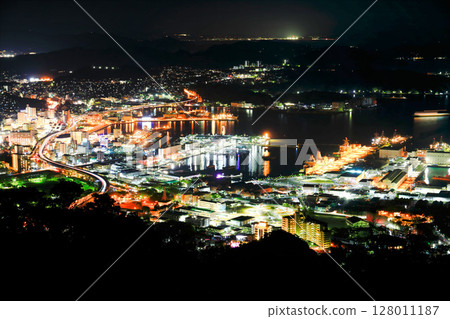 [長崎縣]從弓張岳展望台看到的佐世保港夜景 128011187