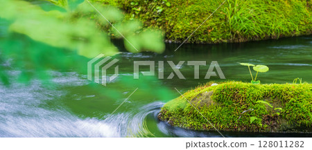 青森縣 十和田市 初夏的奧入瀨溪谷風景 128011282
