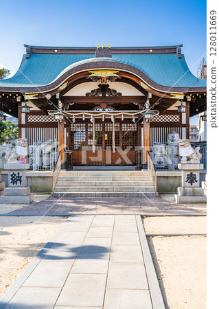 位於蘆屋市春日町的內出天神社（天滿宮）的拜殿，祈求學業有成、財運亨通 128011669