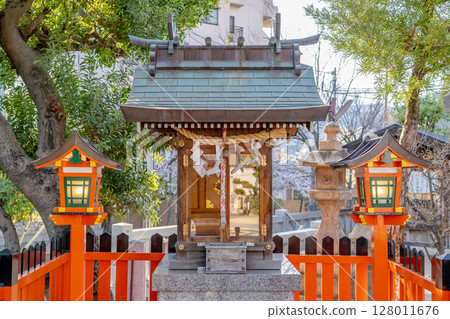 位於蘆屋市春日町的稻荷神社是內出天神(天滿宮)的分社,祈求學業進步和財運亨通。 位於蘆屋市春日町的稻荷神社是內出天神(天滿宮)的分社,祈求學業進步和財運亨通。 128011676