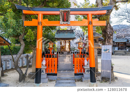 Inari Shrine, a branch shrine of Uchidetenjin Shrine (Tenmangu Shrine) that brings benefits for academic achievement and financial luck, in Kasugacho, Ashiya City Inari Shrine, a branch shrine of Uchidetenjin Shrine (Tenmangu Shrine) that brings benefits for academic achievement and financial luck, in Kasugacho, Ashiya City 128011678