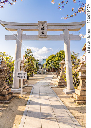 Torii gate of Uchidetenjin Shrine (Tenmangu Shrine), which brings blessings for academic success and financial luck, Kasugacho, Ashiya City 128011679
