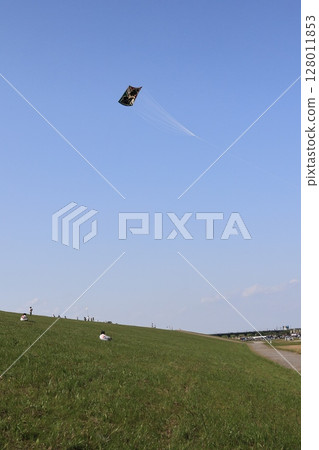 A scene of large kite flying in Kasukabe City, Saitama Prefecture 128011853
