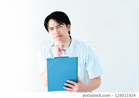 一名擔任護理員的男子拿著文件 128011924