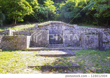 Tortoiseshell tomb of Gosamaru in Nakagusuku, Okinawa Tortoiseshell tomb of Gosamaru in Nakagusuku, Okinawa 128012004