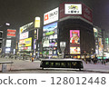 冬季的札幌：夜晚的薄野十字路口 128012448