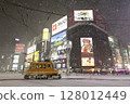 冬日札幌：夜晚穿越薄野十字路口的電車 128012449